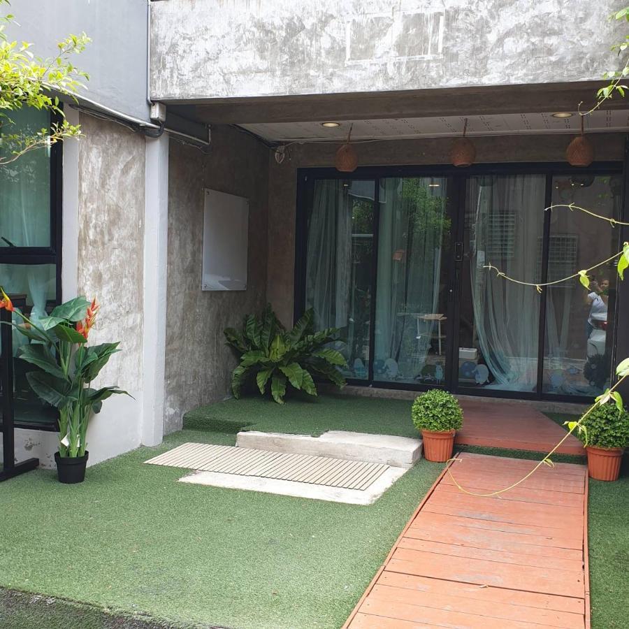 V30 Sukhumvit Hotell Bangkok Exteriör bild