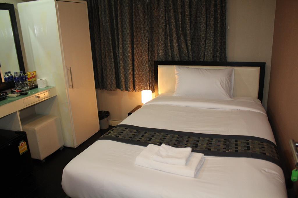 V30 Sukhumvit Hotell Bangkok Exteriör bild