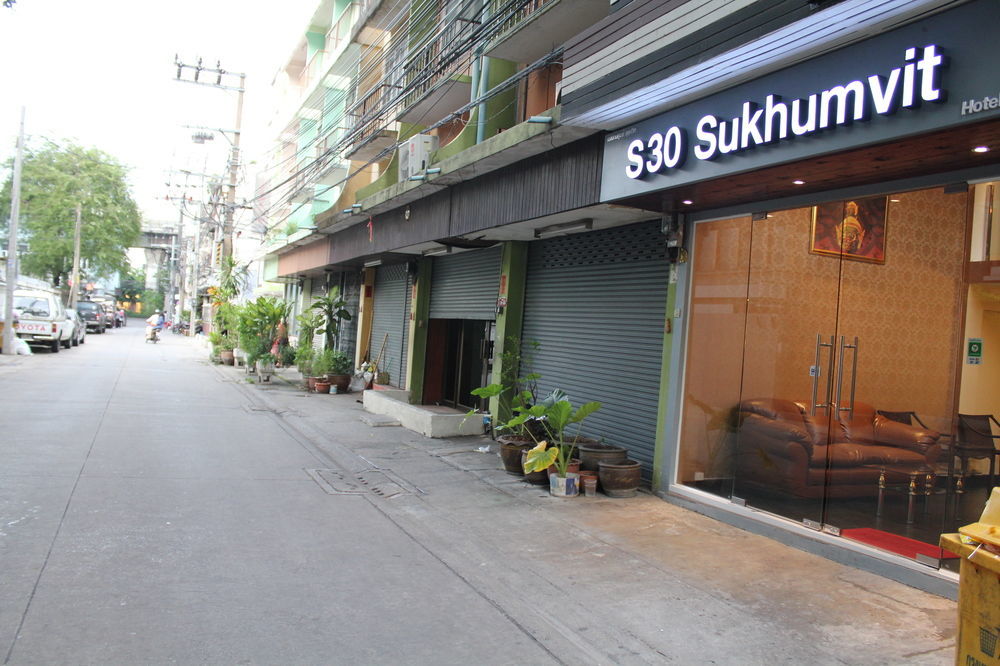 V30 Sukhumvit Hotell Bangkok Exteriör bild